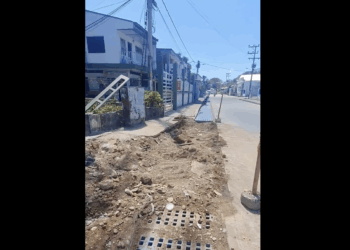 Insólito: gobierno y contratistas taparon con escombro alcantarillas de lluvias en zona donde se une la inundación de Juan 23 con bodegas del aeropuerto en vez de terminar dicha obra.  